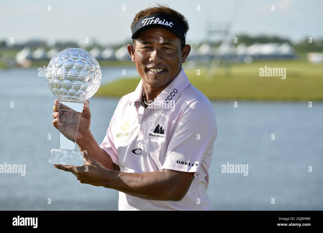 Le thongchai Jaidee de Thaïlande pose avec le trophée après avoir remporté le Nordea Masters au PGA National, Malmo, Suède, dimanche 1er juin 2014. Banque D'Images