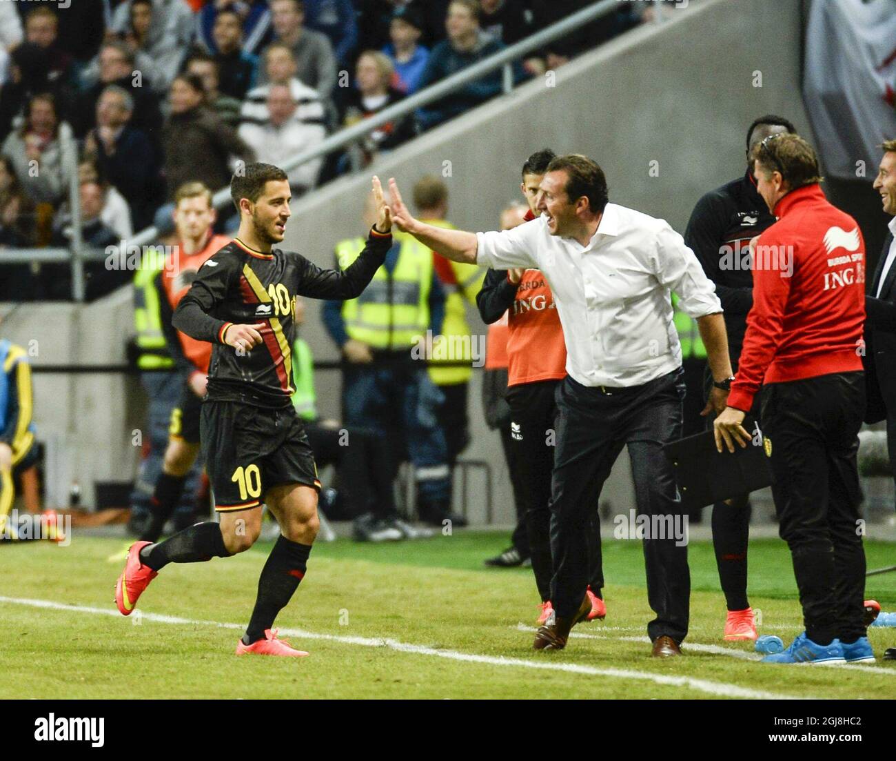 L'Eden Hazard de Belgique, à gauche, obtient un haut cinq de l'entraîneur Marc Wilmot après le but de Hazard 0-2 dans le match de football amical entre la Suède et la Belgique à Friends Arena à Solna, Suède, dimanche 1er juin 2014. Banque D'Images