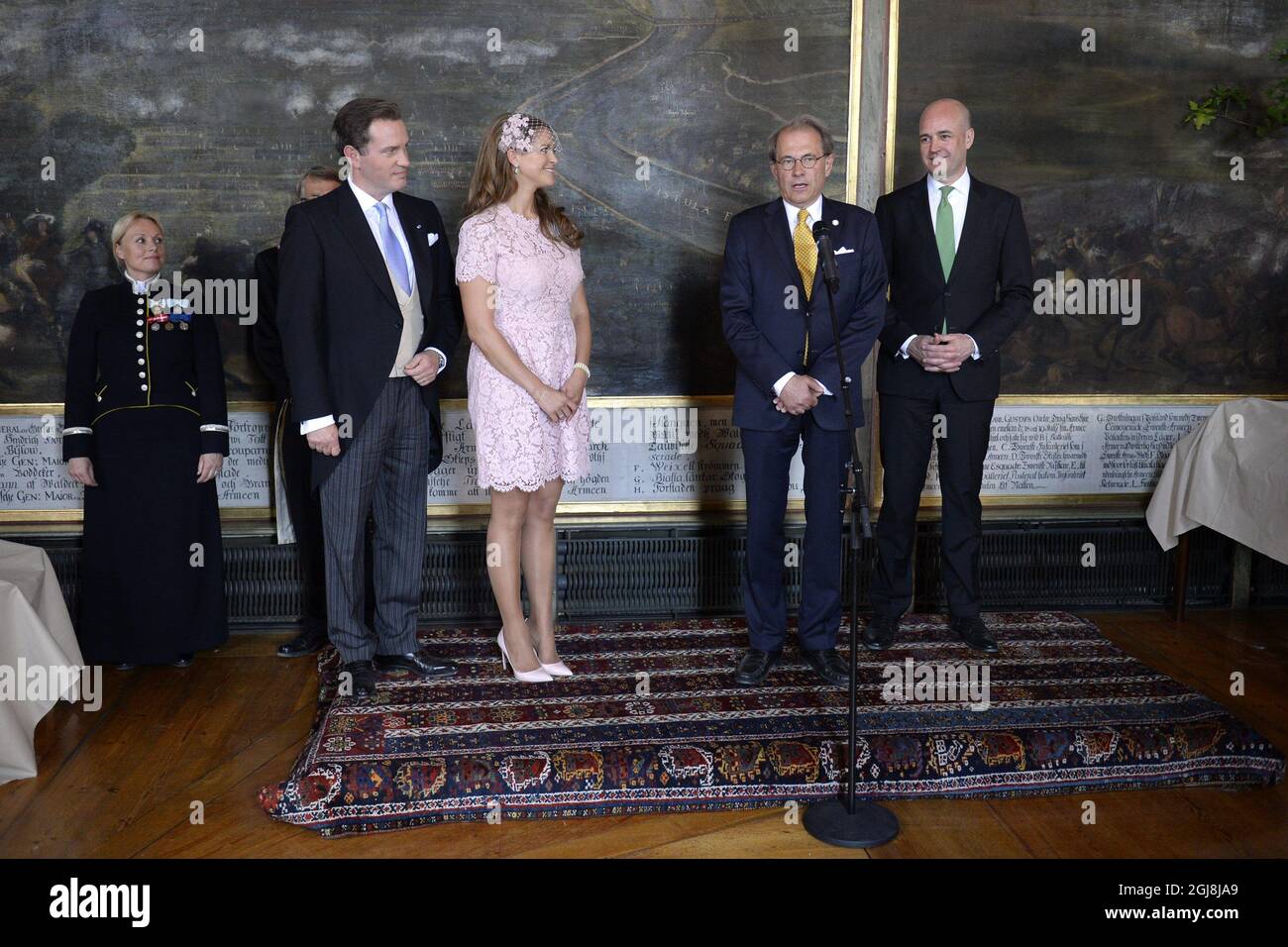 STOCKHOLM 2014-06-08 Soeaker oif le Parlement Per Westerberg et le Premier ministre Fredrik Reinfeldt avec le présent du Gouvernement et du Parlement, livres pour enfants, après la cérémonie de baptême de la princesse Leonore dans la chapelle du palais royal de Drottningholm près de Stockholm, Suède 8 juin 2014. Le cheval était un cadeau pour la princesse Leonore qui est la Dutchesse de Gotland givn par le général de comté Cecilia Schelin Seidegard. La princesse Leonore est la fille de la princesse Madeleine de Suède et de M. Christopher OÃ‚Neill et la petite-fille du roi Carl XVI Gustaf de Suède. La rotation Banque D'Images