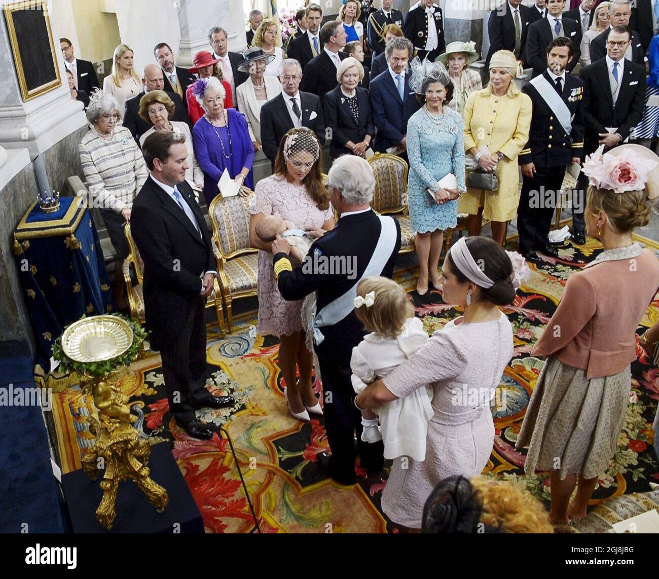 STOCKHOLM 20140608 Christopher‚Neill, Princesse Madeleine avec la princesse Leonore, le roi Carl Gustaf, la reine Silvia, Eva Marie‚Neill, le prince Carl Philip, Le Prince Daniel et la Princesse de la Couronne avec dos à la caméra lors de la cérémonie de baptême de la princesse Leonore dans la chapelle du Palais royal de Drottningholm près de Stockholm, Suède 8 juin 2014. La princesse Leonore est la fille de la princesse Madeleine de Suède et de M. Christopher OÃ‚Neill et la petite-fille du roi Carl XVI Gustaf de Suède. Le palais Drottningholm est la résidence du roi Carl Gustaf et de la reine Silvia. Foto Bertil Ericson / TT Banque D'Images