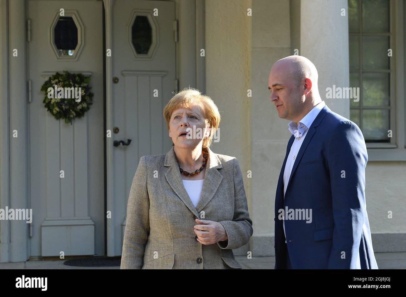 HARPSUND 20140609 le Premier ministre suédois Fredrik Reinfeld, à droite, et la chancelière allemande Angela Merkel marchant dans le jardin de la résidence d'été de Reinfeldt Harpsund, au sud de Stockholm, le 9 juin 2014. M. Reinfeldt accueille Mme Merkel, le Premier ministre néerlandais Mark Rutte, la chancelière allemande Angela Merkel et le Premier ministre britannique David Cameron pour des entretiens sur l'UE et le nouveau Parlement européen, lundi-mardi. Foto Anders Wiklund / TT / Kod 10040 Banque D'Images