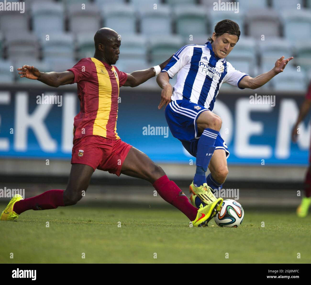 Le Prince-Desiré Gouano (L) de Rio Ave se bat pour le ballon avec la vague Lasse d'IFK Goteborg dans l'IFK Goteborg contre Rio Ave FC UEFA Europa League troisième tour de qualification, match de football de première jambe au stade Ullevi de Goteborg, Suède, le 31 juillet 2014. Photo: Thomas Johansson / TT / code 9200 Banque D'Images