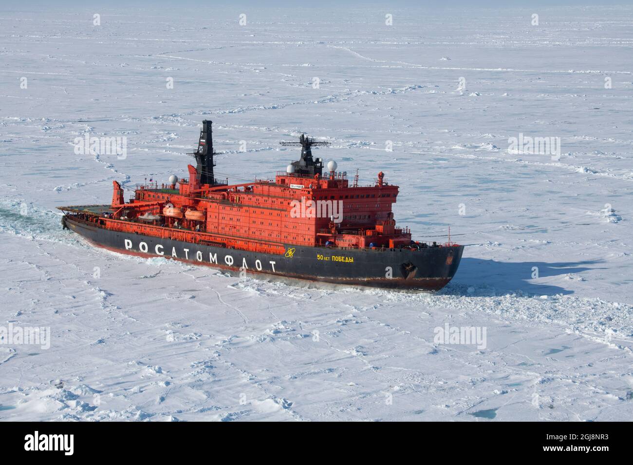 Russie. Vue aérienne du brise-glace nucléaire russe, 50 ans de victoire. Brisant la glace en bloc dans l'extrême-Arctique à 85.6 degrés au nord sur le chemin de t Banque D'Images