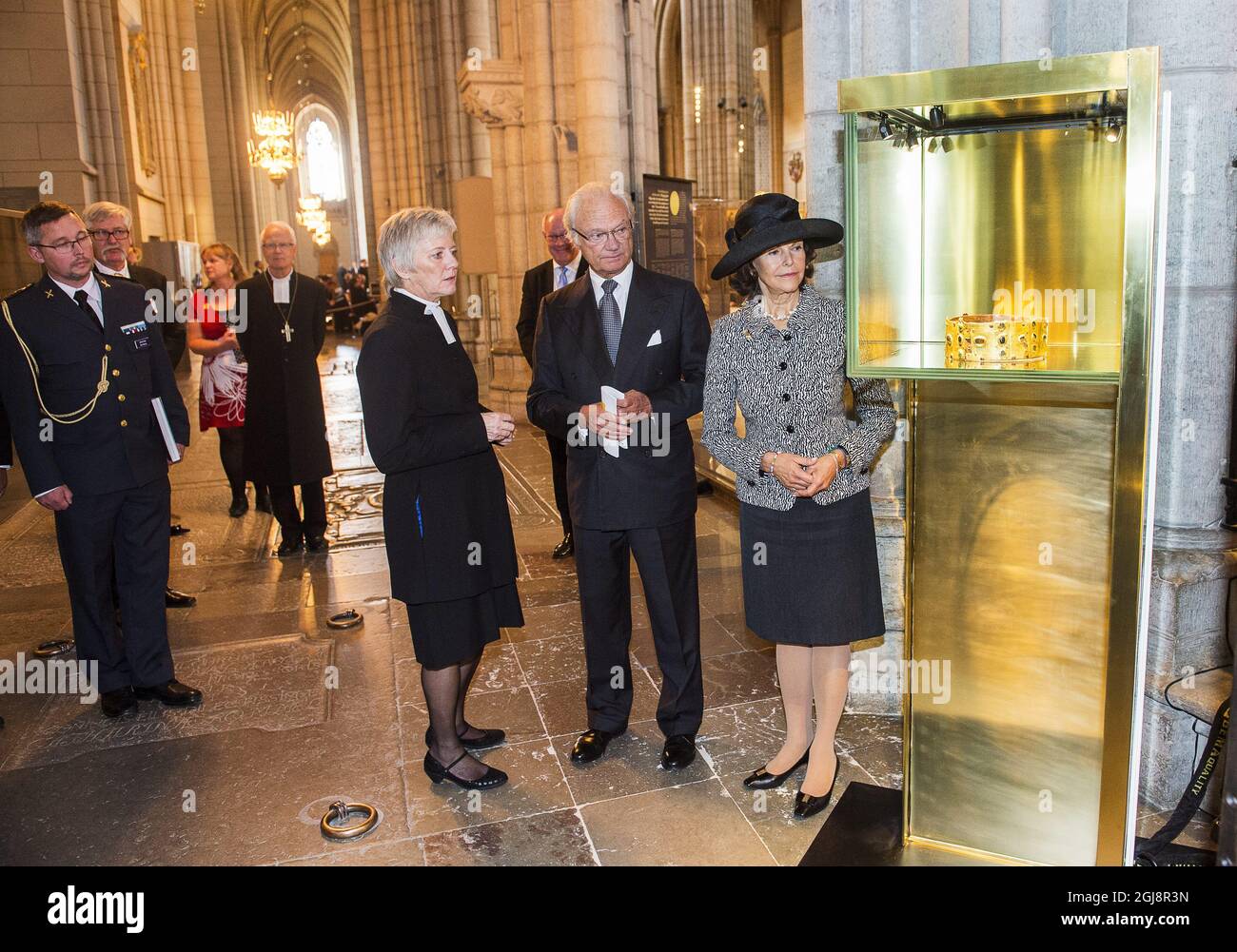 STOCKHOLM 20140923 le roi Carl Gustaf et la reine Silvia sont vus par une exposition de la plus ancienne‚couronne de‚, celle d'Eric IX le Saint qui est mort en 1160, dans le Dôme d'Uppsala, en Suède le 24 septembre 2014. Les Royalsâsâ€™ont visité Uppsala pour le Synode général annuel de l'église suédoise. Foto: Suvad Mrkonjic / EXP / TT / Kod 7116 ** HORS SUÈDE ** Banque D'Images