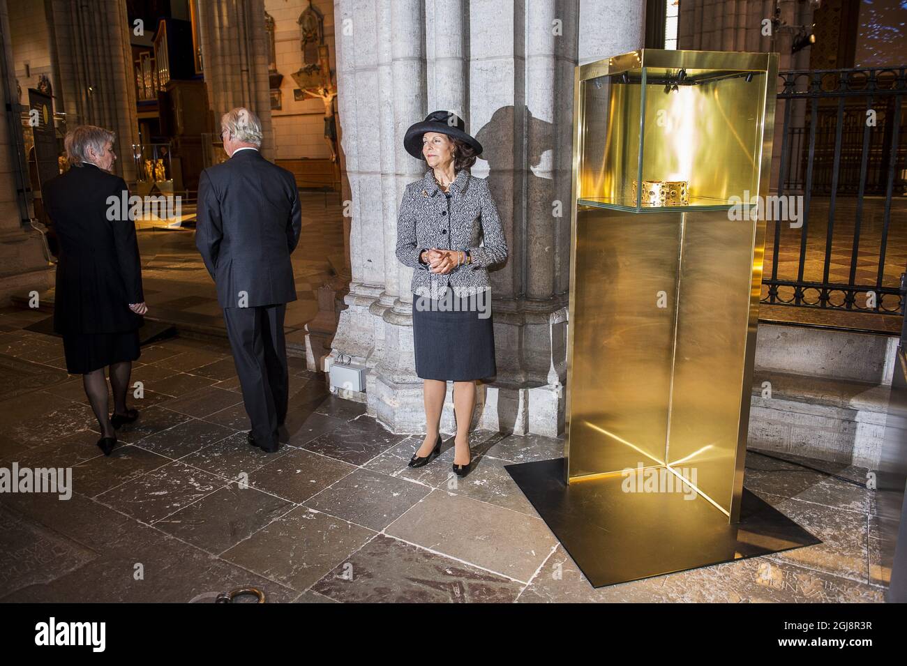 STOCKHOLM 20140923 le roi Carl Gustaf et la reine Silvia sont vus par une exposition de la plus ancienne‚couronne de‚, celle d'Eric IX le Saint qui est mort en 1160, dans le Dôme d'Uppsala, en Suède le 24 septembre 2014. Les Royalsâsâ€™ont visité Uppsala pour le Synode général annuel de l'église suédoise. Foto: Suvad Mrkonjic / EXP / TT / Kod 7116 ** HORS SUÈDE ** Banque D'Images