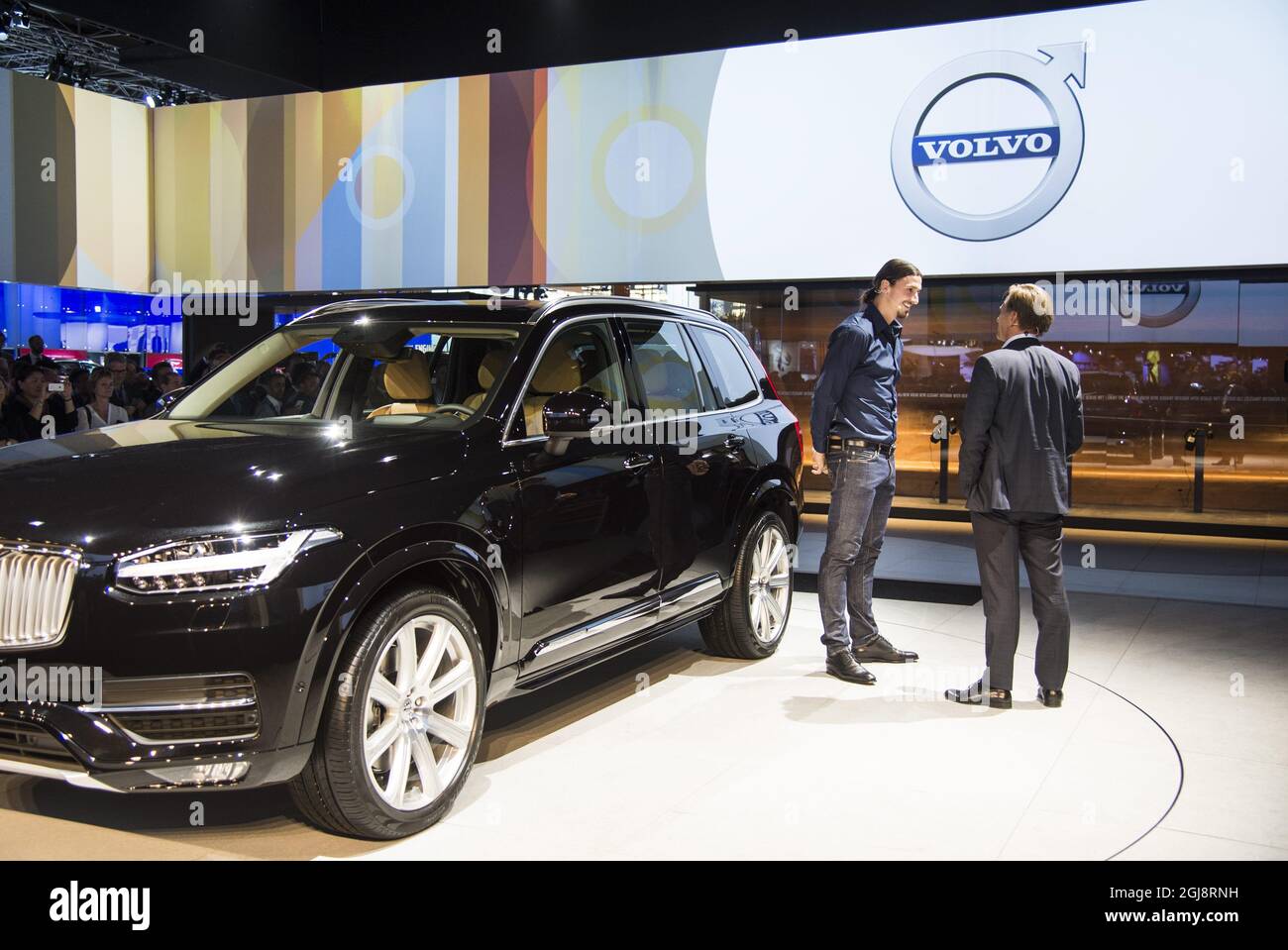 PARIS 2014-09-02 le footballeur suédois Zlatan Ibrahimovic est vu avec le PDG de Volvo Hakan Samuelsson dans la salle Volvo du salon automobile de Paris, le 2 octobre 2014. Zlatan a reçu une édition spéciale Volvo XC90 avec le numéro de série 10 qui est son numéro de maillot à Paris Saint Germaine. Cette édition spéciale ne comprend que 1927 voitures (la première Volvo a été montrée en 1927). Foto: Pontus Lundahl / TT / Kod 10050 Banque D'Images