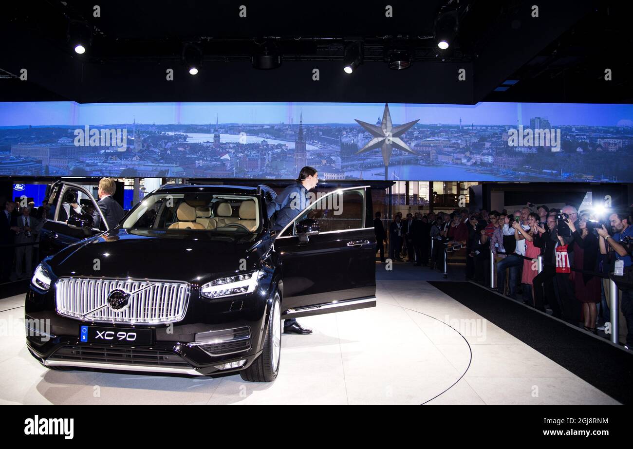 PARIS 2014-09-02 le footballeur suédois Zlatan Ibrahimovic est vu avec le PDG de Volvo Hakan Samuelsson dans la salle Volvo du salon automobile de Paris, le 2 octobre 2014. Zlatan a reçu une édition spéciale Volvo XC90 avec le numéro de série 10 qui est son numéro de maillot à Paris Saint Germaine. Cette édition spéciale ne comprend que 1927 voitures (la première Volvo a été montrée en 1927). Foto: Pontus Lundahl / TT / Kod 10050 Banque D'Images
