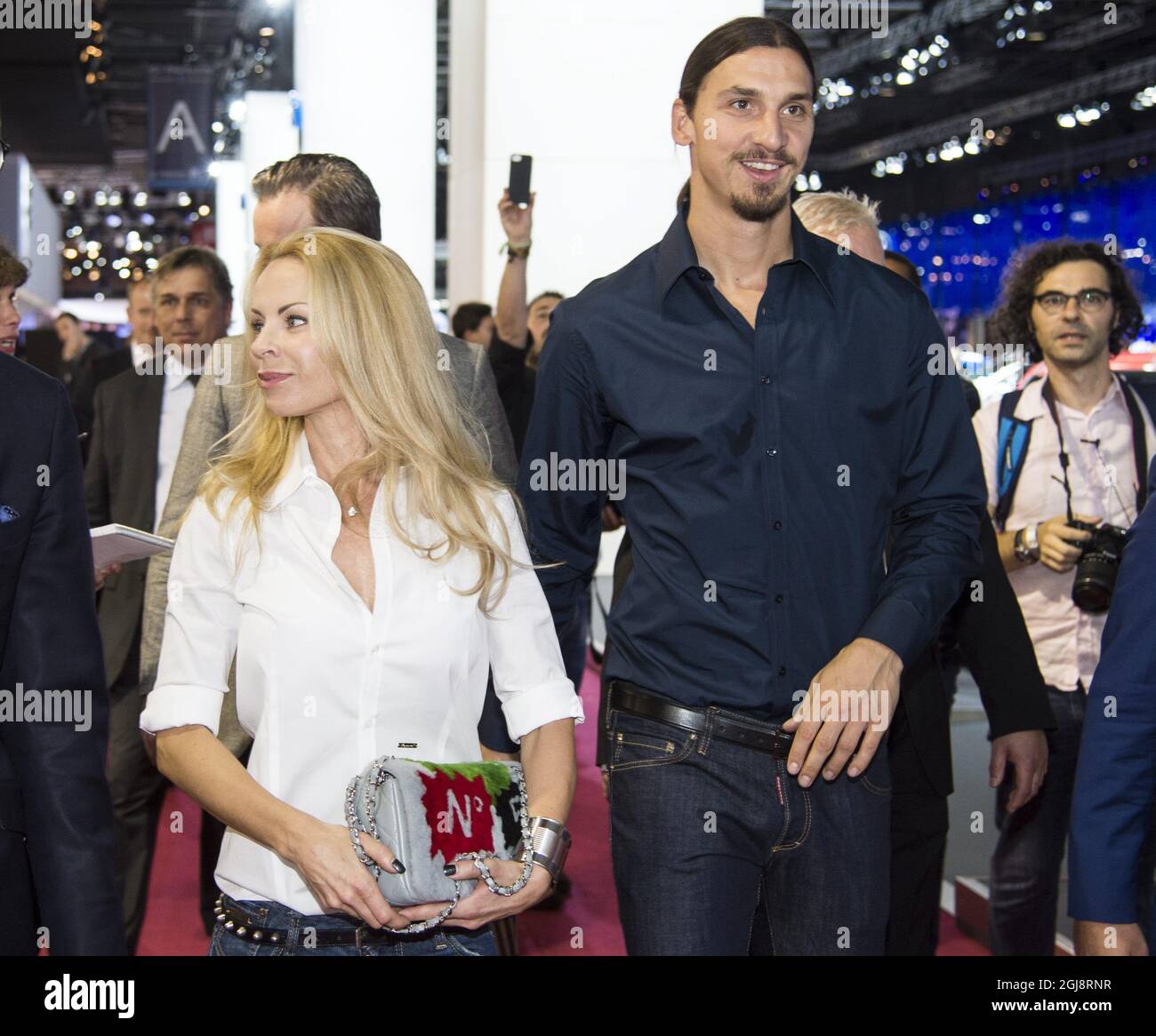 PARIS 2014-09-02 le footballeur suédois Zlatan Ibrahimovic et sa femme  Helena Seger sont vus dans la salle Volvo du salon de l'automobile de Paris  à Paris, France, le 2 octobre 2014. Zlatan