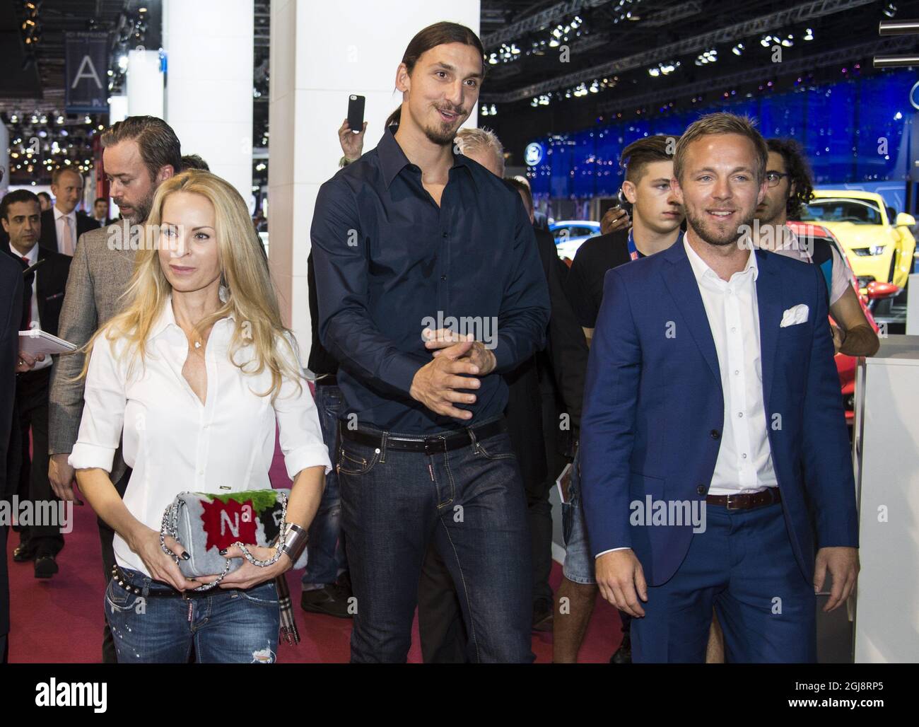 PARIS 2014-09-02 le footballeur suédois Zlatan Ibrahimovic et sa femme Helena Seger sont vus dans la salle Volvo du salon de l'automobile de Paris à Paris, France, le 2 octobre 2014. Zlatan a reçu une édition spéciale Volvo XC90 avec le numéro de série 10 qui est son numéro de maillot à Paris Saint Germaine. Cette édition spéciale ne comprend que 1927 voitures (la première Volvo a été montrée en 1927). Foto: Pontus Lundahl / TT / Kod 10050 Banque D'Images