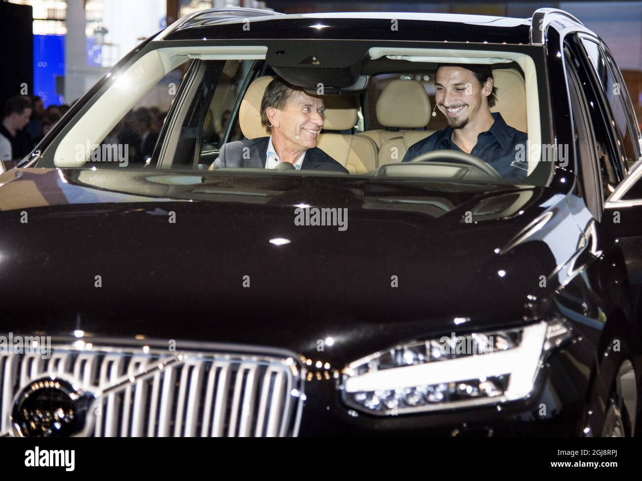 PARIS 2014-09-02 le footballeur suédois Zlatan Ibrahimovic est vu avec le PDG de Volvo Hakan Samuelsson dans la salle Volvo du salon automobile de Paris, le 2 octobre 2014. Zlatan a reçu une édition spéciale Volvo XC90 avec le numéro de série 10 qui est son numéro de maillot à Paris Saint Germaine. Cette édition spéciale ne comprend que 1927 voitures (la première Volvo a été montrée en 1927). Foto: Pontus Lundahl / TT / Kod 10050 Banque D'Images