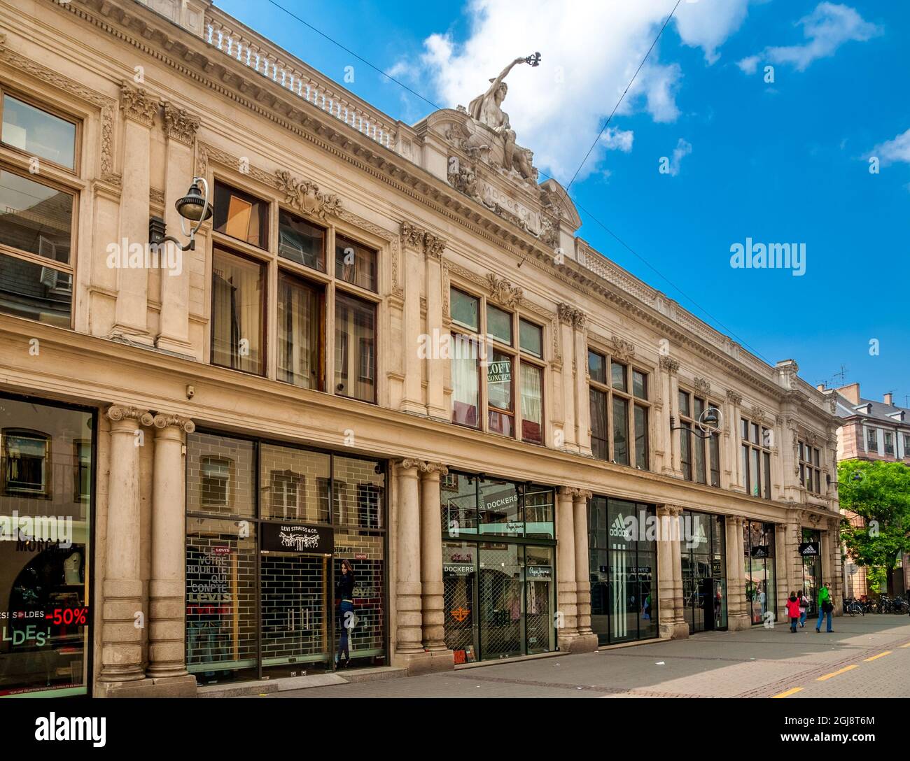 Vue rapprochée d'un bâtiment historique avec une sculpture sur le toit de la rue des grandes Arcades au coeur de la ville historique de Strasbourg... Banque D'Images