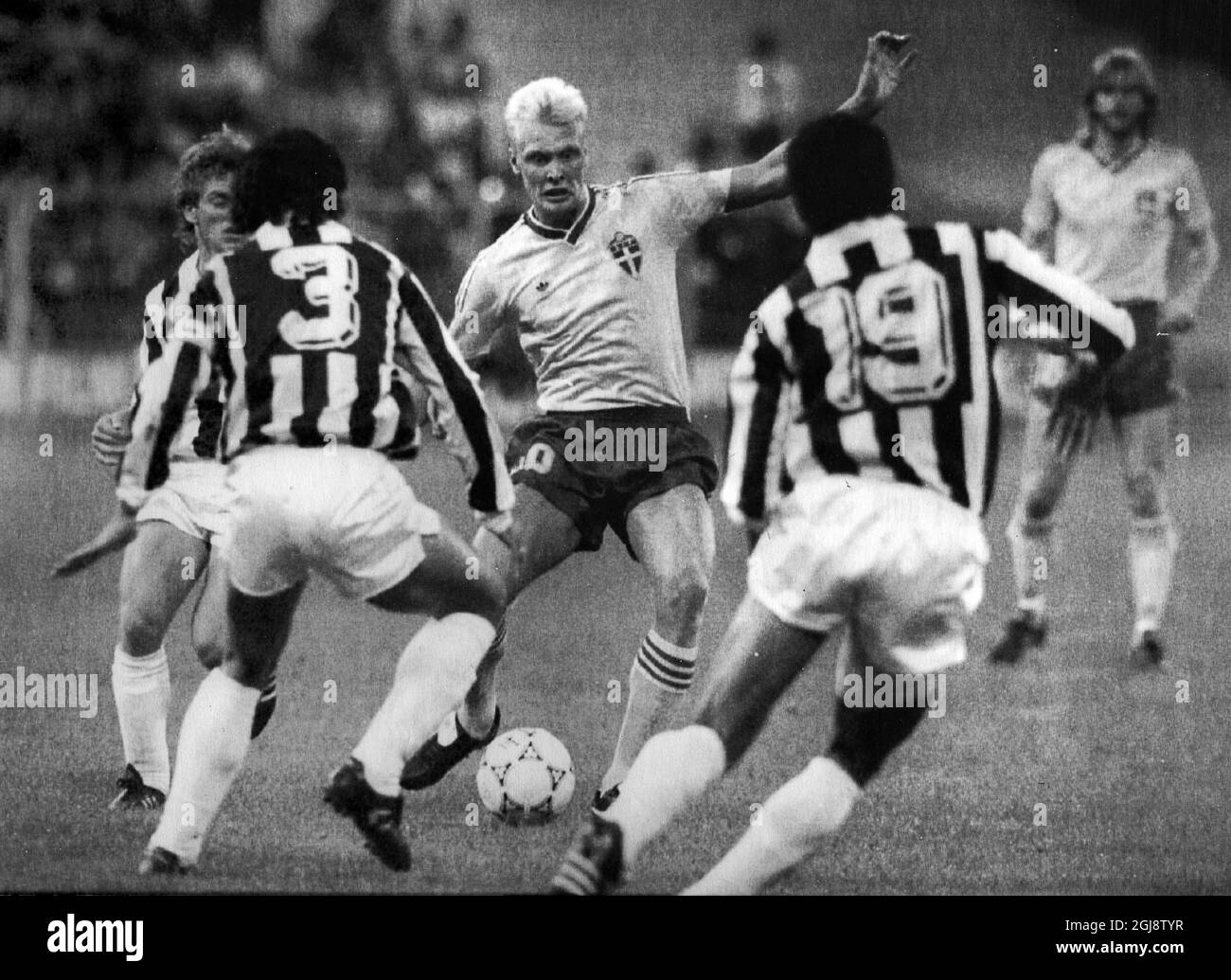 STOCKHOLM 2014-10-29 dossier 1998 le joueur suédois de football Klas Ingesson est décédé depuis 46 ans. Ingesson était membre de l'équipe nationale suédoise qui a remporté une médaille de bronze à la coupe du monde 1994 aux États-Unis. Il joue pour IFK Gothenburg, Mechelen, PSV Eindhoven, Sheffield mercredi, Bari, Bologne, Marseille et Lecce. L'année dernière, il a été entraîneur pour l'équipe de la série suédoise A, Elfsborg. Ingesson a souffert d'un cancer. Légende originale; ARKIV GENUA, ITALIEN 19900620 - Klas Ingesson ni aktion contre le Costa Rica, en Italie WC 1990 Foto: Hakan Lindgren / SCANPIX SUÈDE / Kod 69 Banque D'Images