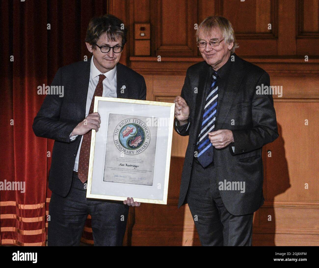 STOCKHOLM 2014-12-01 le journaliste britannique, auteur et rédacteur en chef du Guardian Alan Rusbridger (L) reçoit le prix de la vie droite de Jakob von Uexkull (R) lors de la cérémonie du prix de la vie droite à la 2e salle du Parlement suédois, à Stockholm, en Suède, le 1er décembre 2014. Rusbridger reçoit le prix «... pour avoir construit une organisation mondiale de médias dédiée au journalisme responsable dans l'intérêt public, sans les défis de la mise en lumière des malpratiques des entreprises et des gouvernements ». Le prix Right Livelivit Award a été fondé par le journaliste et philatéliste professionnel Jakob von Banque D'Images