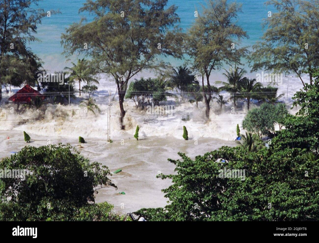 Photos exclusives montrant les mêmes endroits à Phuket, Thaïlande le 26-27 décembre 2004 et mars 2005. Les images racontent l'histoire à la fois de la puissance dommageable des vagues du tsunami, et la reconstruction makably rapide de la célèbre station touristique thaïlandaise Phuket. Foto césar Gretser / SCANPIX code 64965 ***NB. Les livres et les expositions basés uniquement sur ce matériel devraient être directement néogiés avec le photographe!*** ** Banque D'Images