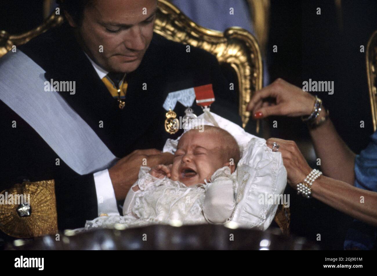 STOCKHOLM 1982-08-31 * pour vos dossiers* le roi Carl Gustaf tient la princesse Madeleine lors de sa cérémonie de baptême dans la chapelle du palais royal de Stockholm, Suède, 31 août 1982 Foto: SVT Bild / Kod: 5600 Banque D'Images