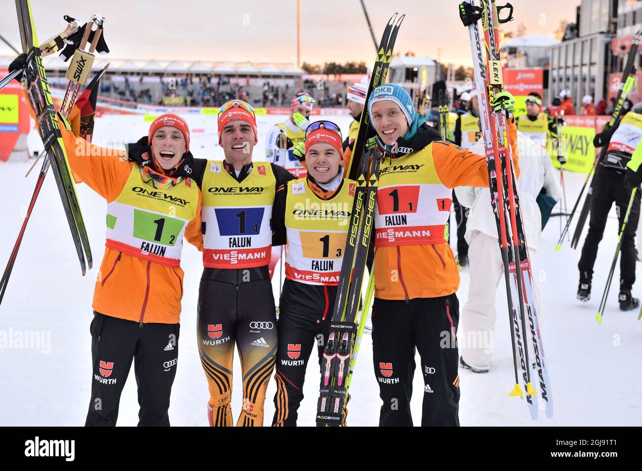 (G-D) Eric Frenzel, Johannes Rydzek, Fabian Riessle et Tino Edelmann célèbrent après avoir remporté le combiné nordique de 4 x 5 km aux championnats du monde de ski nordique à Falun, en Suède, le 22 février 2015. Photo: Fredrik Sandberg / TT / code 10080 Banque D'Images