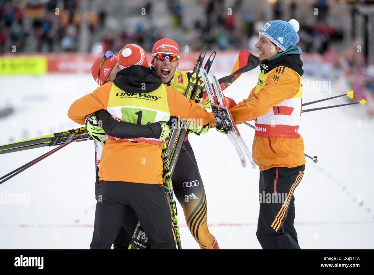 Johannes Rydzek, 2e à droite, célèbre avec ses coéquipiers Tino Edelmann, Fabian Riessle et Eric Frenzel, après avoir remporté le combiné nordique de 4 x 5 km aux championnats du monde de ski nordique à Falun, en Suède, le 22 février 2015. Photo: Fredrik Sandberg / TT / code 10080 Banque D'Images