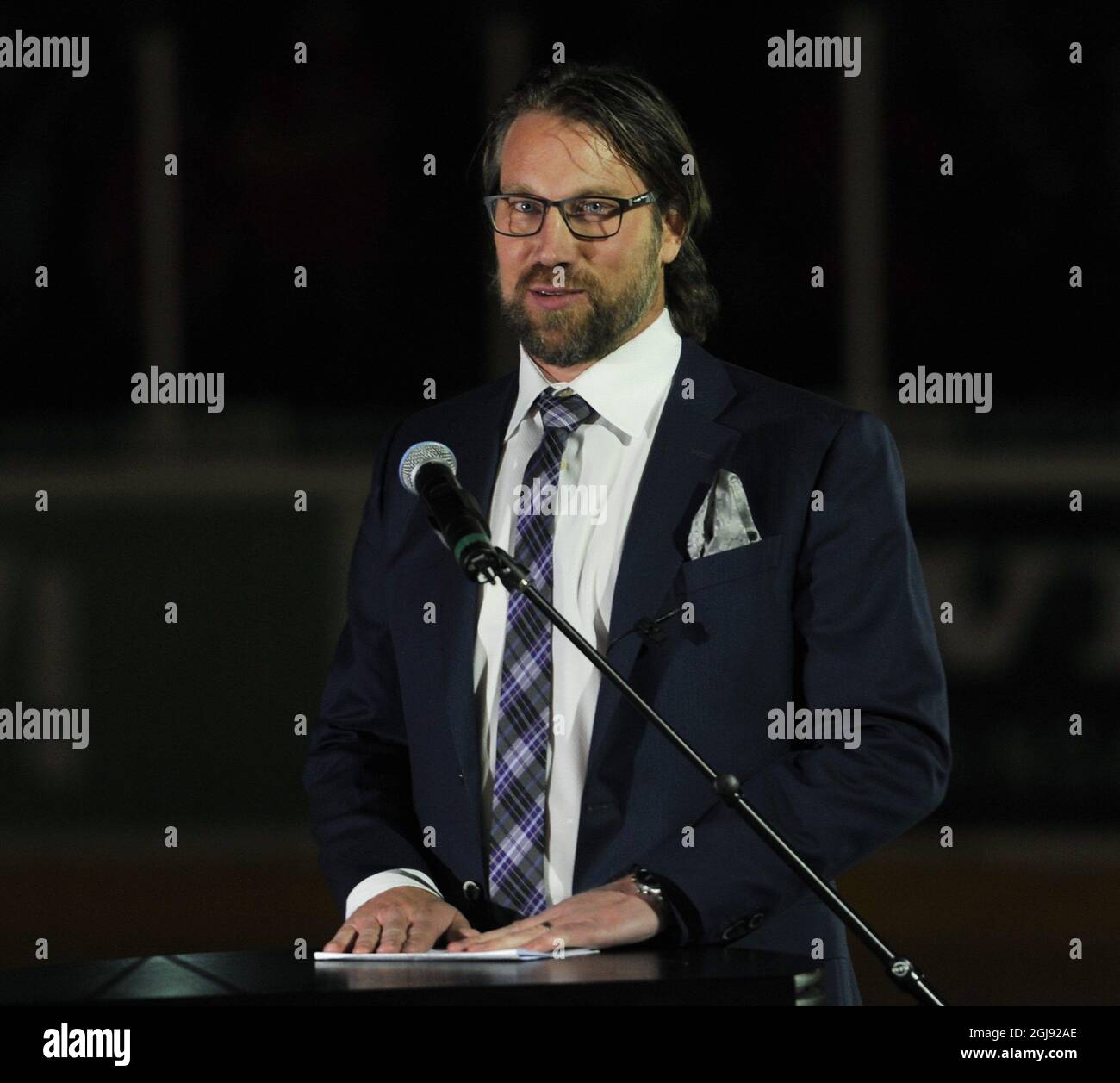 ORNSKOLDSVIK 2015-02-26 Peter Foppa Forsberg montre quand son équipe de Modo numéro 21 est élevée au plafond avant le match de la Ligue suédoise de hockey MODO Hockey vs Frolunda à l'arène de hockey sur glace du Fjallraven Centre à Ornskoldsvik, Suède, le 26 février 2015. Photo: Hakan Nordstrom / TT / Code 10910 Banque D'Images