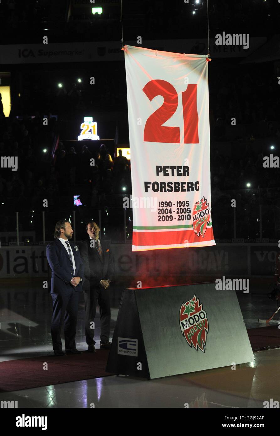 ORNSKOLDSVIK 2015-02-26 Peter Foppa Forsberg (L) montre quand son équipe de Modo numéro 21 est élevée au plafond avant le match de la Ligue suédoise de hockey MODO Hockey vs Frolunda à l'arène de hockey sur glace du Fjallaven Centre à Ornskoldsvik, Suède, le 26 février 2015. Photo: Hakan Nordstrom / TT / Code 10910 Banque D'Images