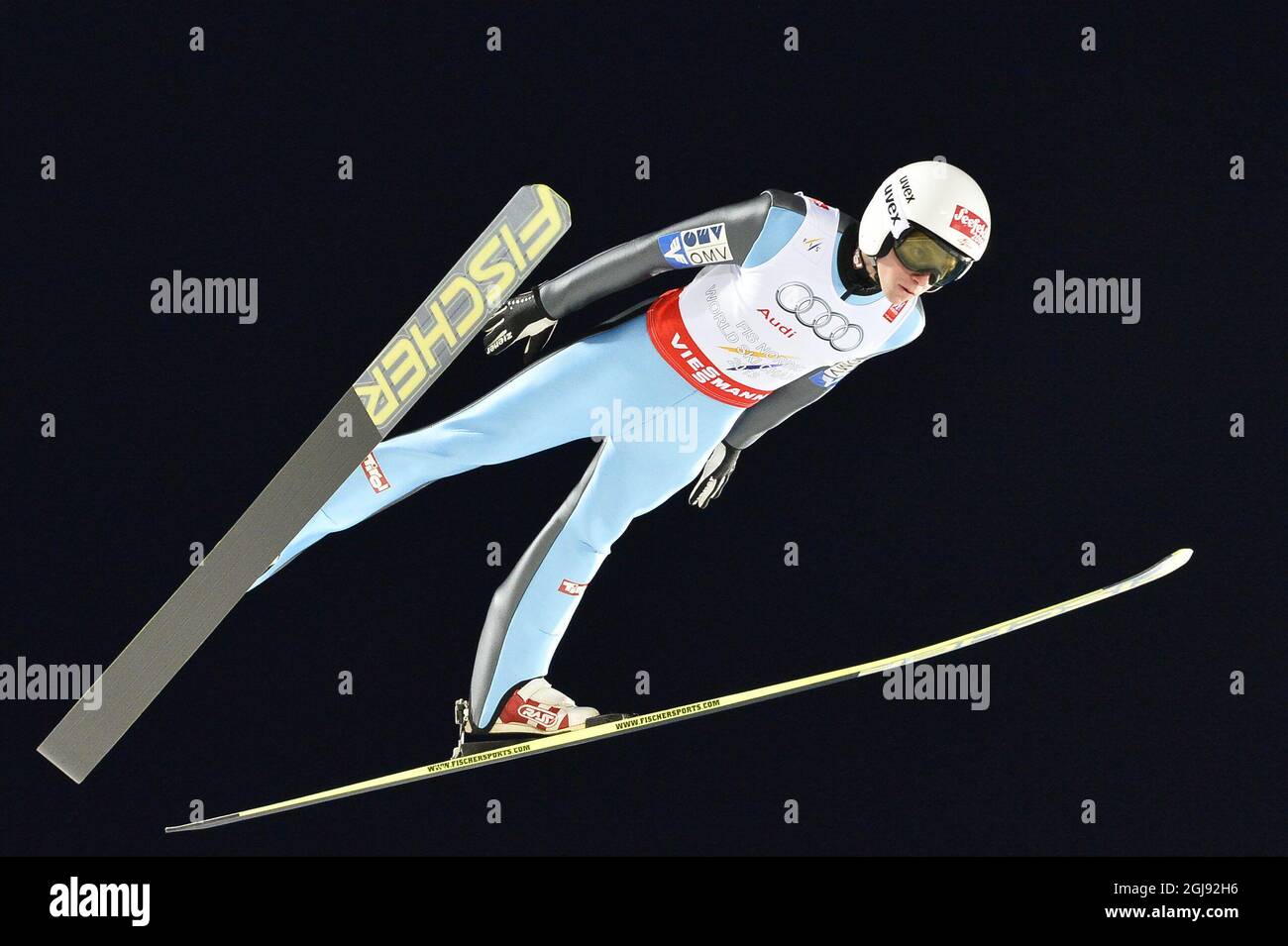 Manuel Poppinger, de l'Autriche, s'éconduit dans les airs lors de la grande finale de saut à ski de l'équipe masculine lors des Championnats du monde de ski nordique FIS à Falun, en Suède, le 28 février 2015. Photo: Anders Wiklund / TT / code 10040 Banque D'Images