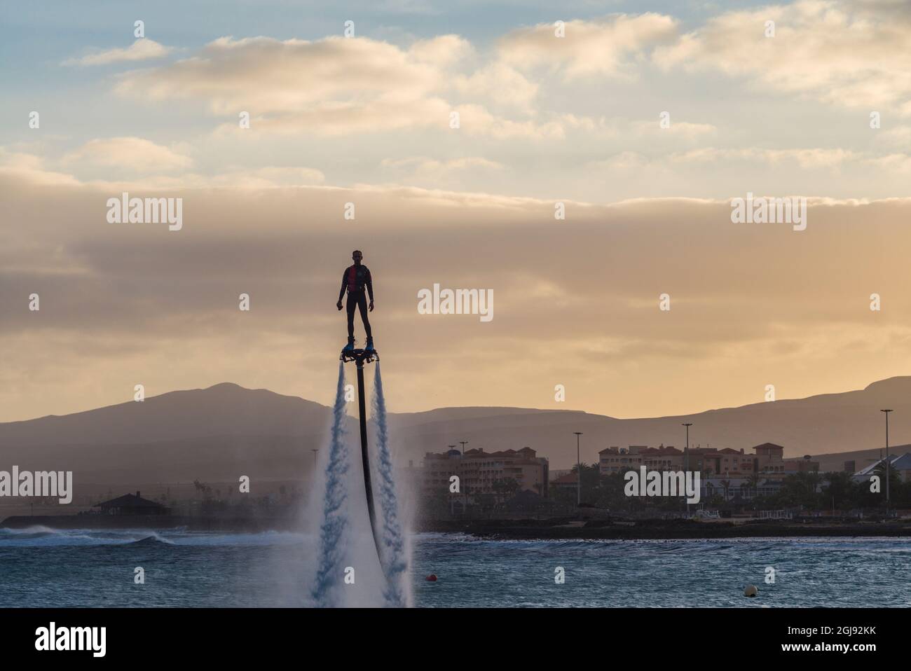 Espagne, Canaries, l'île de Fuerteventura, Caleta de Fuste, l'homme en utilisant l'eau powered jet pack Banque D'Images