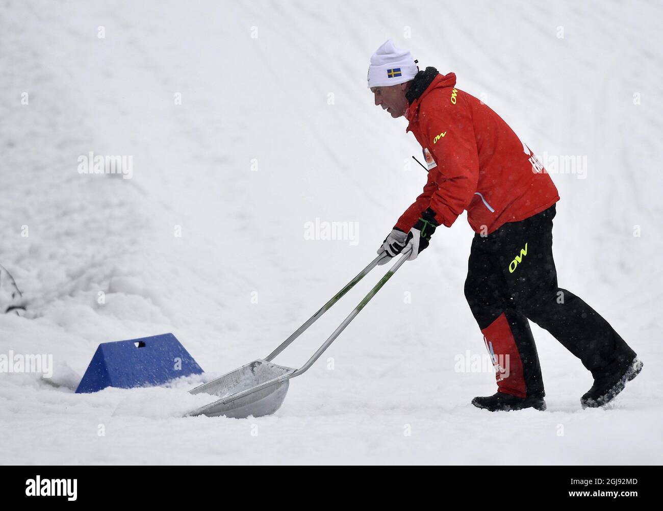 Un officiel de la coupe du monde déverse la piste de la neige pendant la course classique de départ en masse de 50 km de ski de fond pour hommes aux Championnats du monde de ski nordique FIS à Falun, en Suède, le 1er mars 2015. Photo: Anders Wiklund / TT / code 10040 Banque D'Images