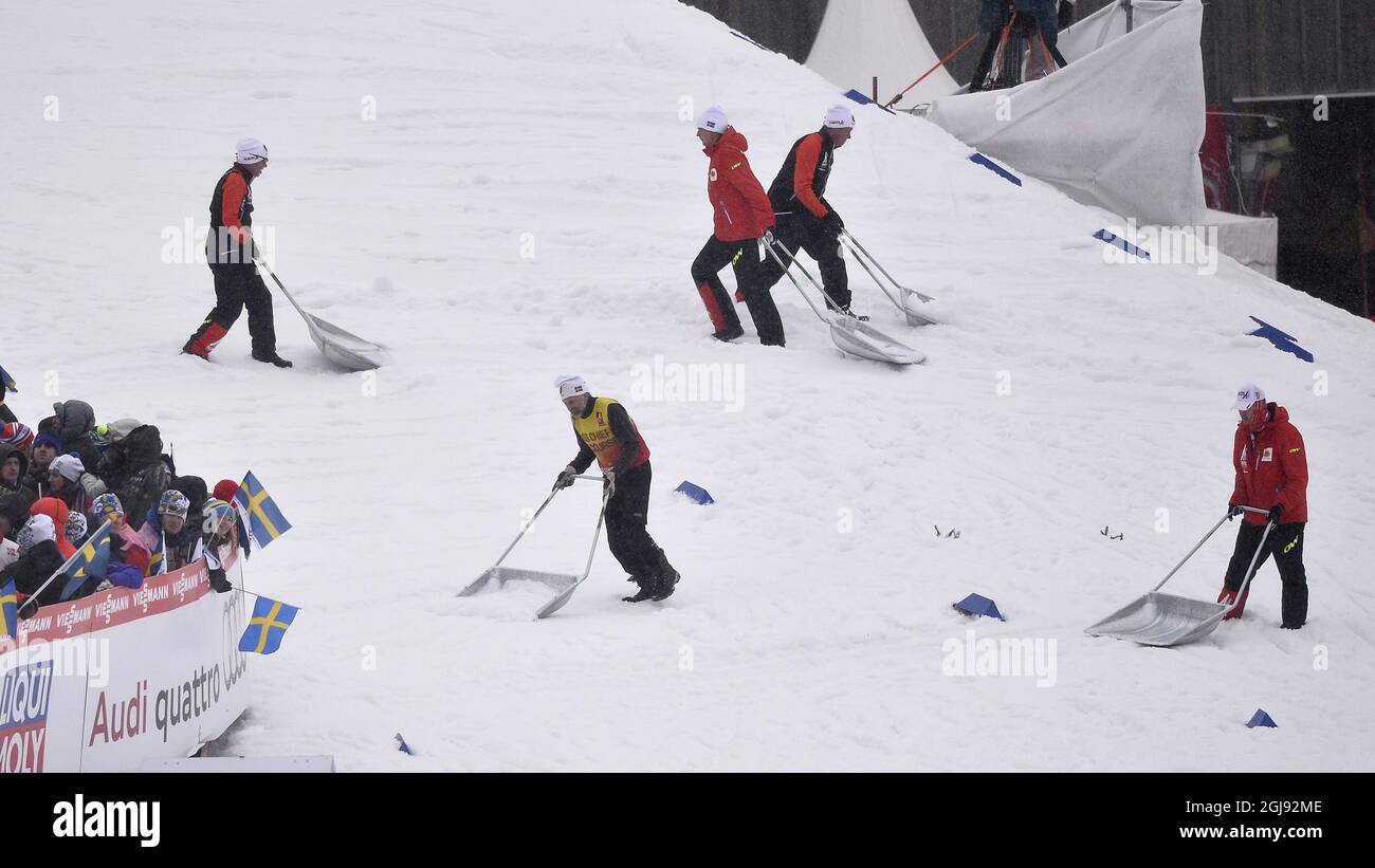 Les responsables de la coupe du monde parcourent la piste de la neige pendant la course de masse des hommes de ski de fond de 50 km au Championnat du monde de ski nordique de FIS à Falun, en Suède, le 1er mars 2015. Photo: Anders Wiklund / TT / code 10040 Banque D'Images