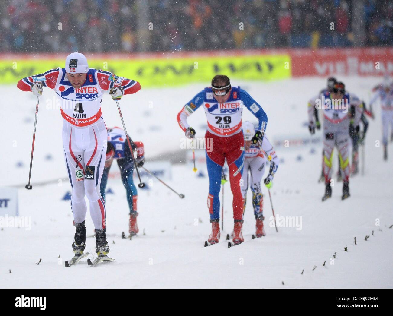 Petter Northug (4) de Noway traverse la ligne d'arrivée avant Lukas Bauer (29), de la République tchèque, Johan Olsson (derrière Bauer), Et Maxim Vylegzhanin de Russie (6, derrière Norrug) pendant le cross-country hommes, 50 km de masse commencent la course classique aux Championnats du monde de ski nordique FIS à Falun, en Suède, le 1er mars 2015. Photo: Fredrik Sandberg / TT / code 10080 Banque D'Images