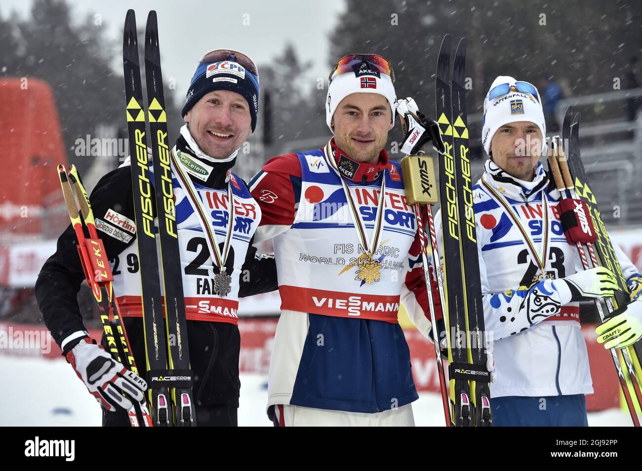 (G-D) deuxième place Lukas Bauer de la République tchèque, vainqueur Petter Norrug de la Norvège et troisième place Johan Olsson de la Suède posent avec leurs médailles après le cross-country hommes 50kms de masse de départ classique aux Championnats du monde de ski nordique FIS à Falun, Suède, le 1er mars 2015. Photo: Anders Wiklund / TT / code 10040 Banque D'Images