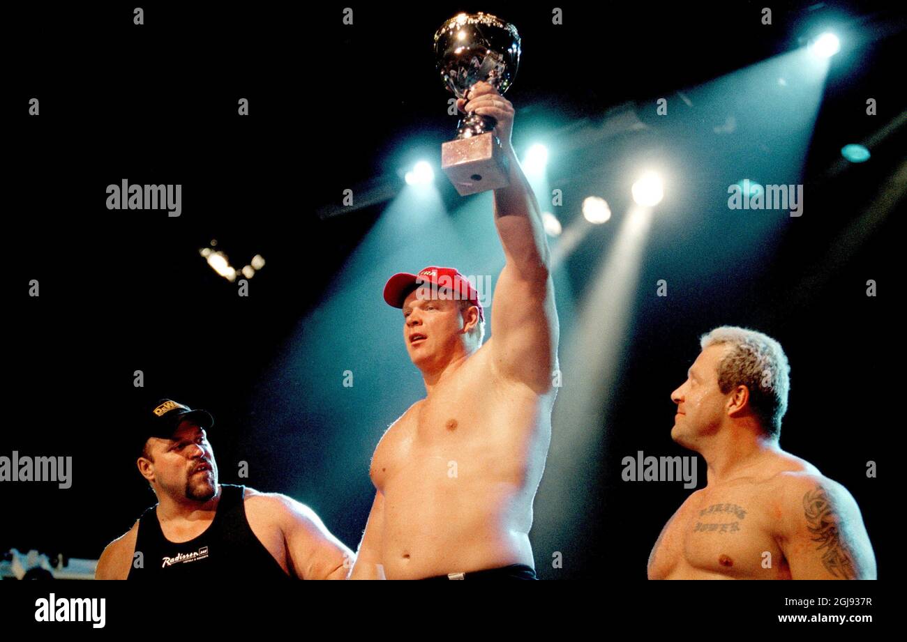 Magnus Samuelsson (c), de Suède, détient le trophée suivant sa victoire aux côtés de lui, deuxième place du canadien Hugo Girard (l) et troisième place du canadien Svend Karlsen (r) de Norvège. Banque D'Images Magnus Samuelsson (c), de Suède, détient le trophée suivant sa victoire aux côtés de lui, deuxième place du canadien Hugo Girard (l) et troisième place du canadien Svend Karlsen (r) de Norvège. Banque D'Images