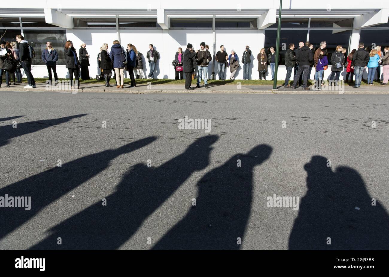 Les employés de Sony Mobile attendent une réunion d'entreprise à Malmoe, dans le sud de la Suède, le 09 mars 2015. Sony Mobile a annoncé lundi la mise à pied d'environ 1,000 employés au bureau de la société à Lund, en Suède. Aujourd'hui, l'entreprise compte environ 2,200 employés, dont 400 consultants. Sony Mobile Communications compte près de 8,500 employés dans le monde. Poto: OLA Torkelsson / TT / code 75777 Banque D'Images