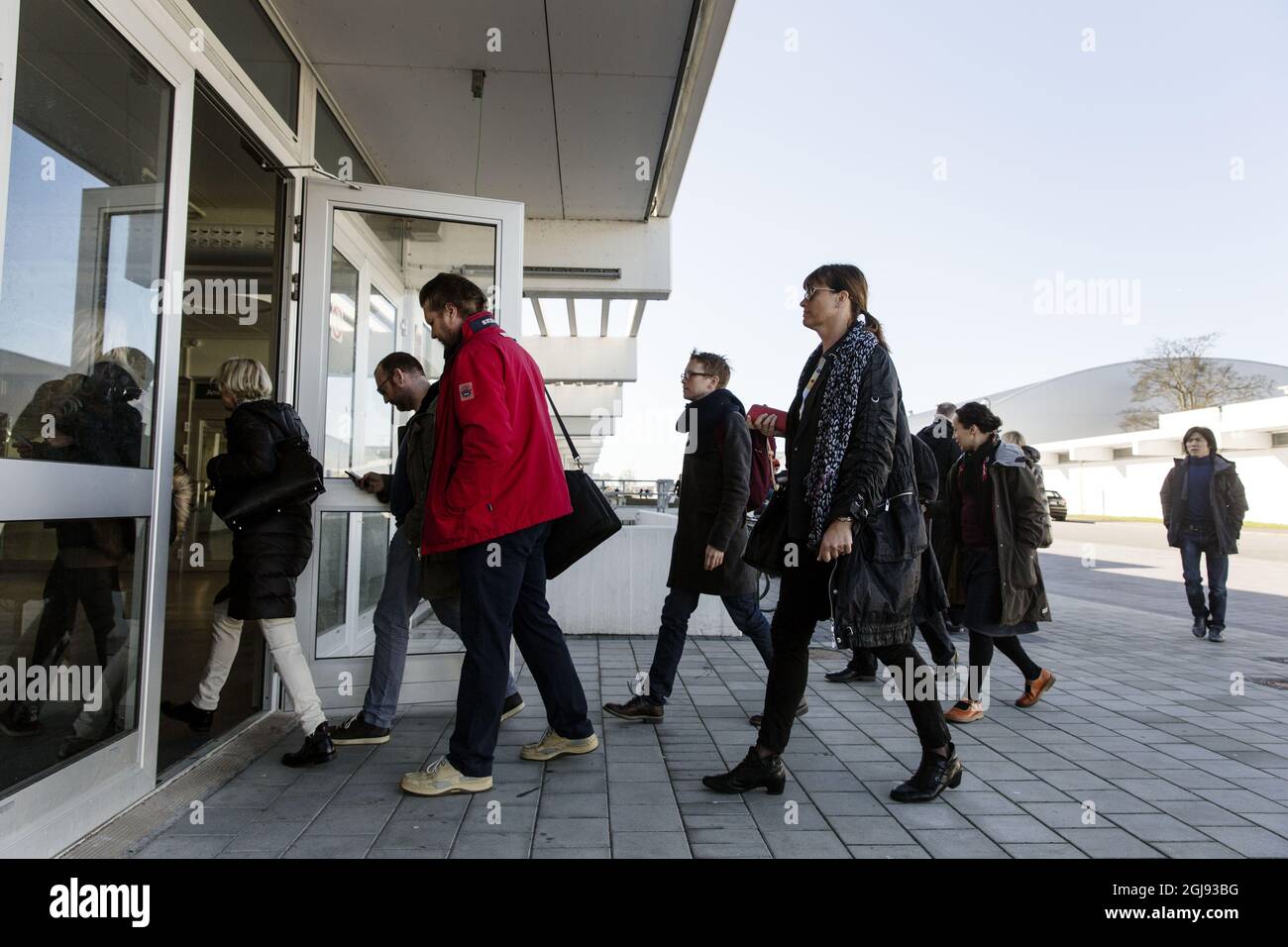 Les employés de Sony Mobile arrivent pour une réunion d'entreprise à Malmoe, dans le sud de la Suède, le 09 mars 2015. Sony Mobile a annoncé lundi la mise à pied d'environ 1,000 employés au bureau de la société à Lund, en Suède. Aujourd'hui, l'entreprise compte environ 2,200 employés, dont 400 consultants. Sony Mobile Communications compte près de 8,500 employés dans le monde. Poto: OLA Torkelsson / TT / code 75777 Banque D'Images
