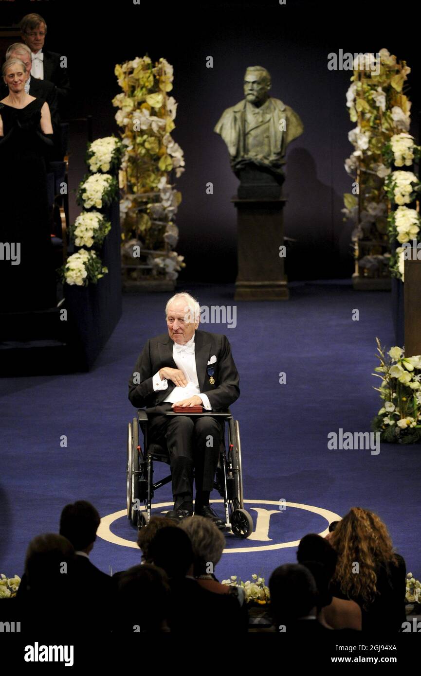 Un fichier photo du poète suédois Tomas Transtromer lorsqu'il a reçu le prix Nobel de littérature 2011 lors de la cérémonie de remise du prix Nobel dans la salle de concert de Stockholm Suède, le 10 décembre 2011. Tomas Transtromer est décédé à l'âge de 83 ans le vendredi 27 mars 2015. Photo: Anders Wiklund / TT code 10040 Banque D'Images