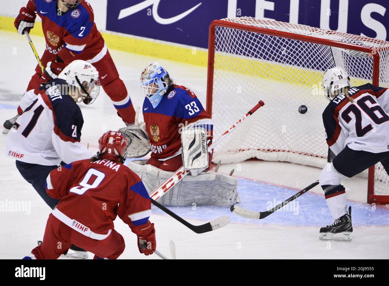 US Hilary Knight (21) marque le but de 0-2 derrière le gardien de but russe Maria Sorokina (33), au centre, lors du championnat du monde de hockey sur glace 2015 de l'IIHF, Un match entre la Russie et les États-Unis à Malmo Isstadion à Malmo, dans le sud de la Suède, le 31 mars 2015. Photo: Claudio Bresciani / TT / code 10090 Banque D'Images