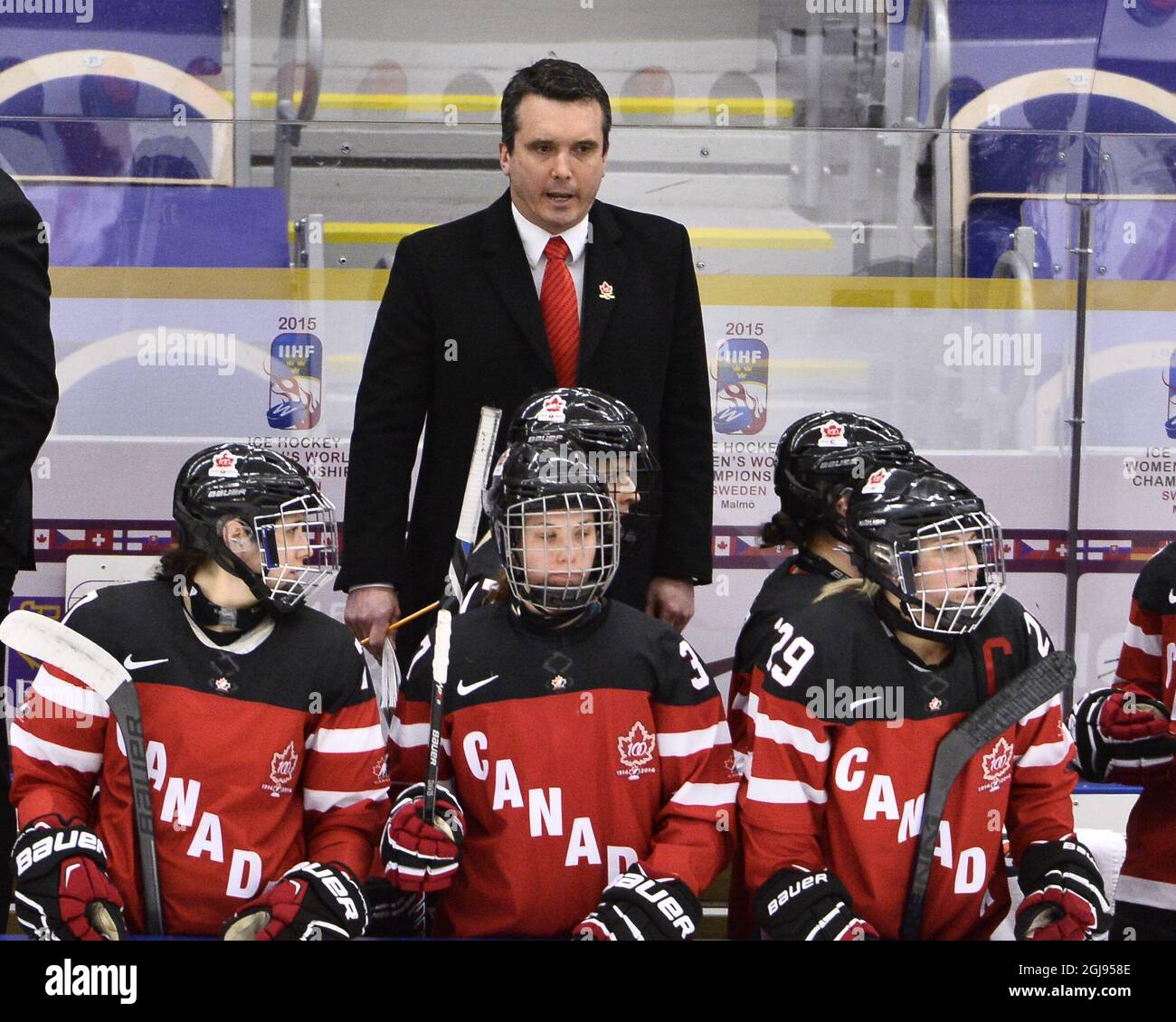 Doug Derraugh, entraîneur canadien, lors du match demi-fin du Championnat du monde féminin de hockey sur glace 2015 de l'IIHF entre le Canada et la Finlande à Malmo Isstadion, dans le sud de la Suède, le 3 avril 2015. Photo: Claudio Bresciani / TT / Kod 10090 Banque D'Images