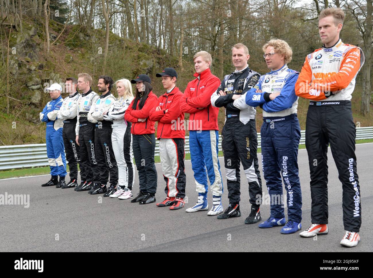 KNUTSTORP 2015-04-24 Prince Carl Philip parmi les autres pilotes de voitures de course quand les participants à la saison de course de cette année ont été présentés à la course de Knutstorps en Suède du Sud, le 24 avril 2015 Foto: Jonas Dagson / TT Kod 10510 Banque D'Images
