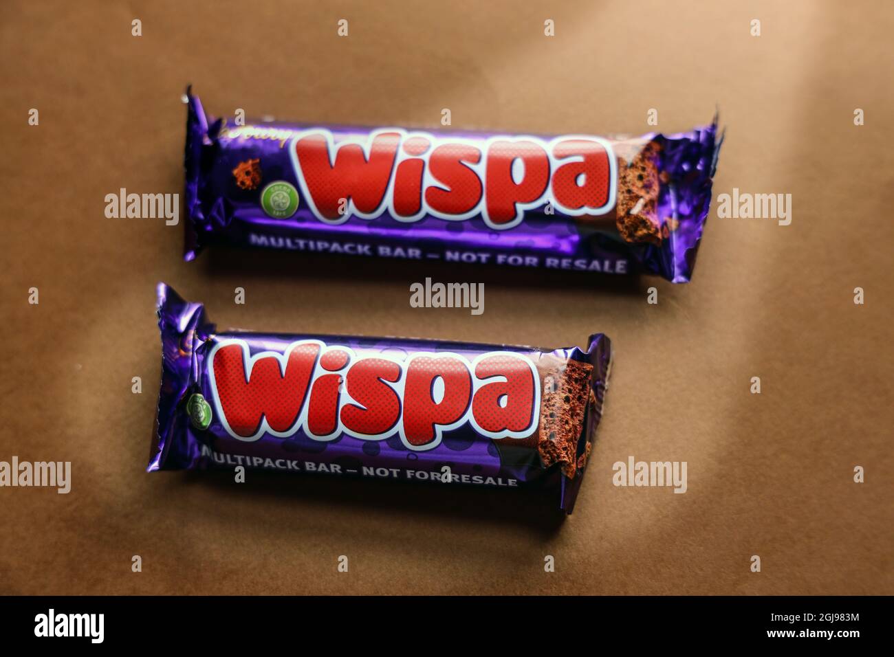 Les barres de chocolat Whispa vendues en emballages multiples ont diminué en taille. Le fabricant Cadbury une partie de Mondelez dit qu'il réduit les caleries. Les barres s'affichent Banque D'Images