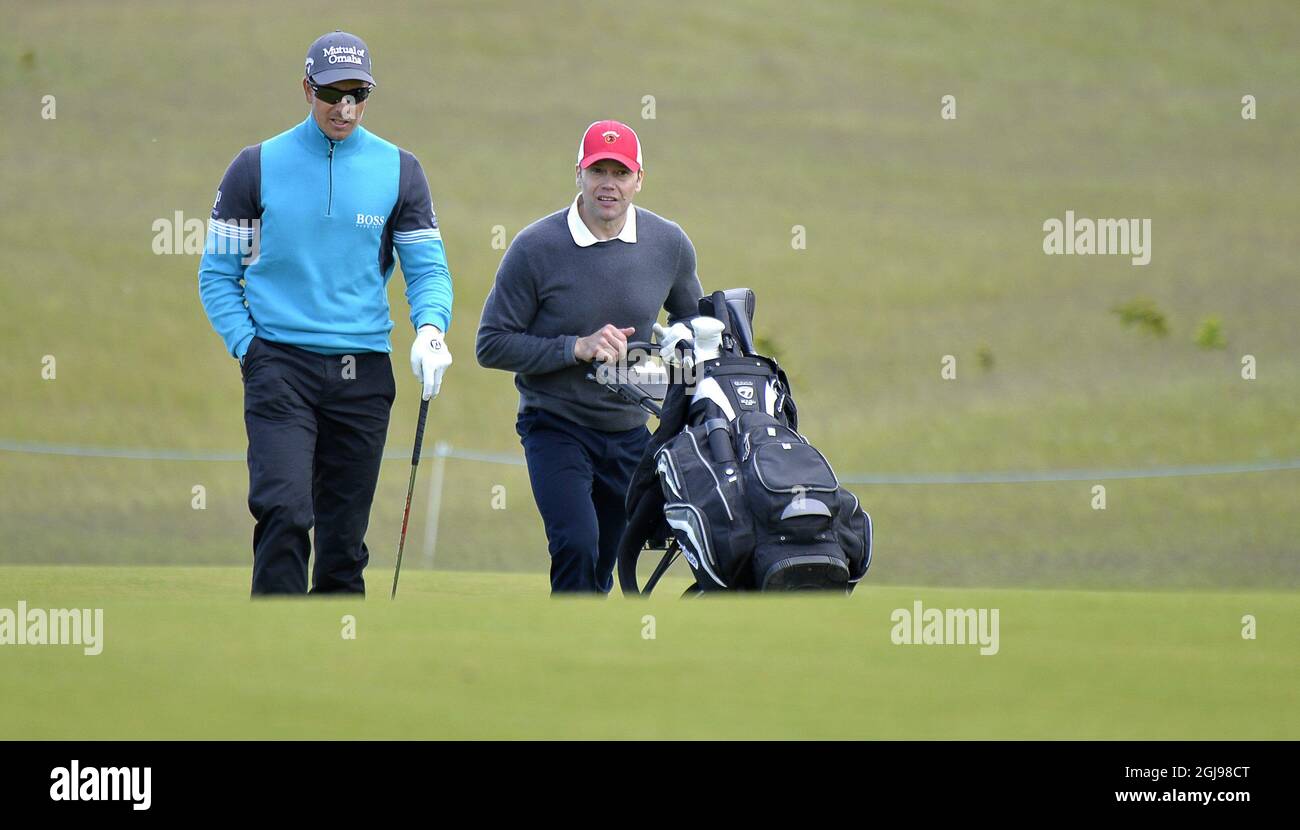 Le Prince Daniel (R) de Suède joue avec le golfeur suédois Henrik Stenson pendant le tournoi officiel Pro-Am des Nordea Masters devant le tournoi national européen de la PGA Suède de Nordea Masters à Bara en dehors de Malmo, dans le sud de la Suède, le 03 juin 2015. Poto: Anders Wiklund / TT / code 10040 Banque D'Images