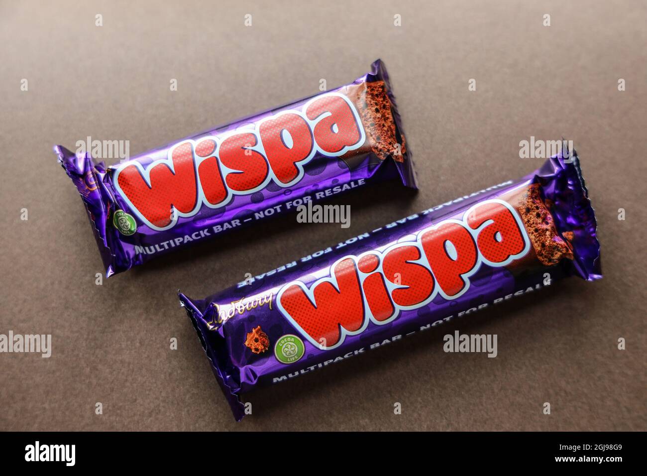 Les barres de chocolat Whispa vendues en emballages multiples ont diminué en taille. Le fabricant Cadbury une partie de Mondelez dit qu'il réduit les caleries. Les barres s'affichent Banque D'Images