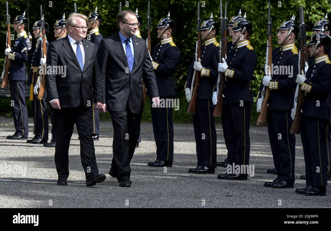 STOCKHOLM 2015-06-05 le ministre suédois de la défense, Peter Hultqvist (L), et le ministre finlandais de la défense, Jussi NiinistÃƒÂ’k’s (R), au Palais Karlberg de Stockholm (Suède), le 5 juin 2015. Photo Bertil Ericson / TT / ** SUÈDE OUT ** Banque D'Images