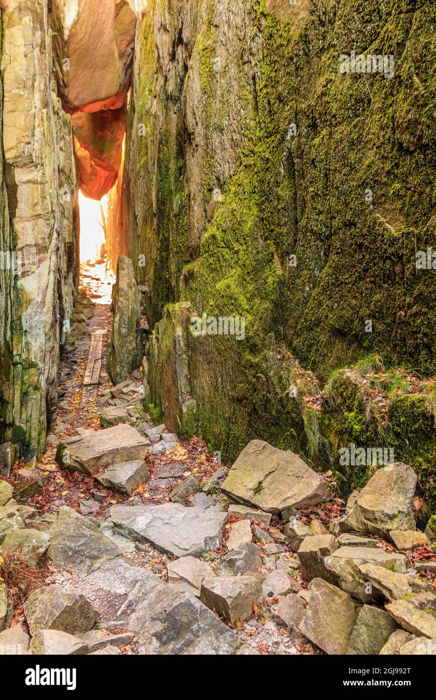 Suède, province de Bohuslan. Chemin à travers les rochers calés près d'Uddevalla. Banque D'Images