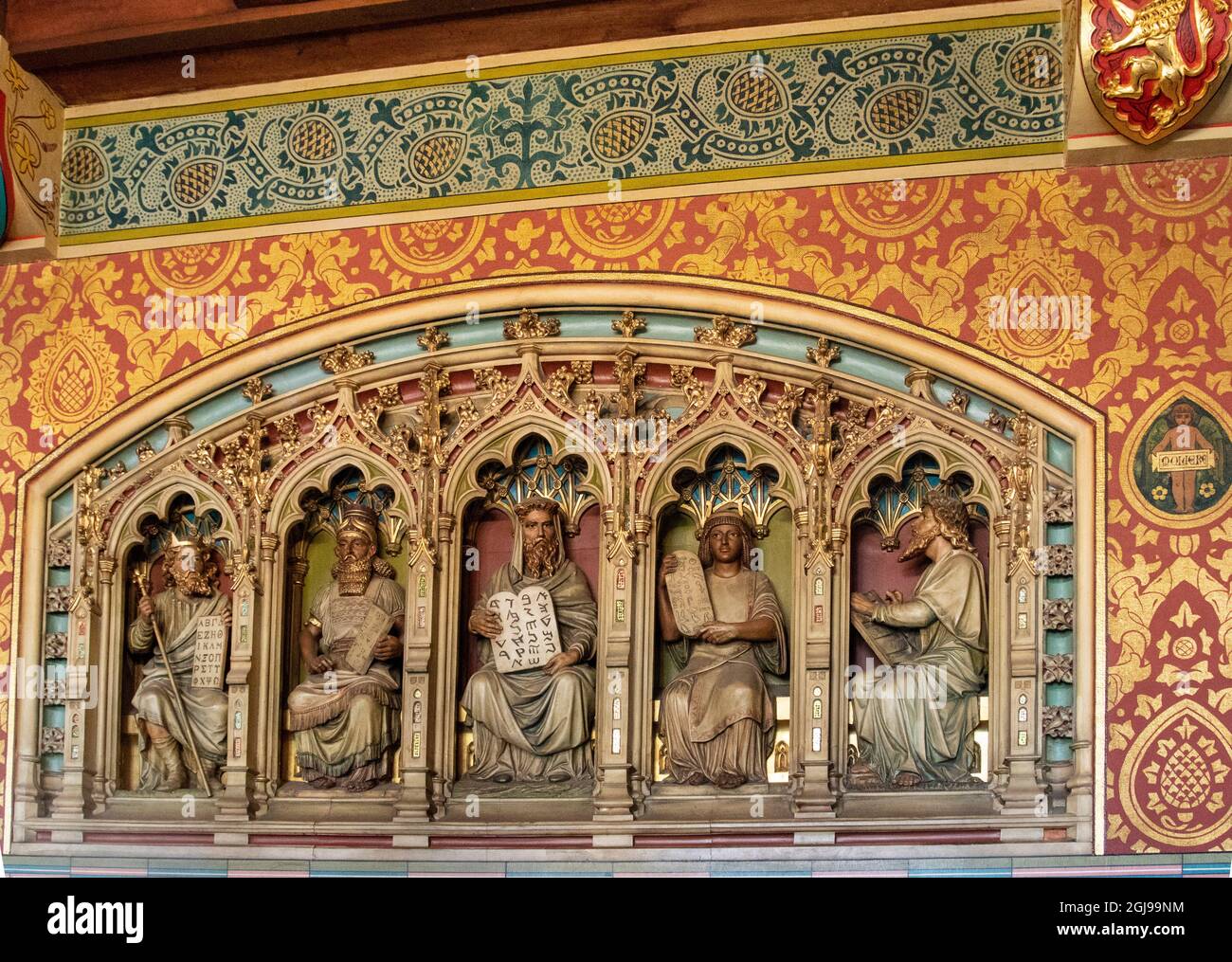 La sculpture de relief se trouve au-dessus de la cheminée dans la bibliothèque du château de Cardiff. Banque D'Images