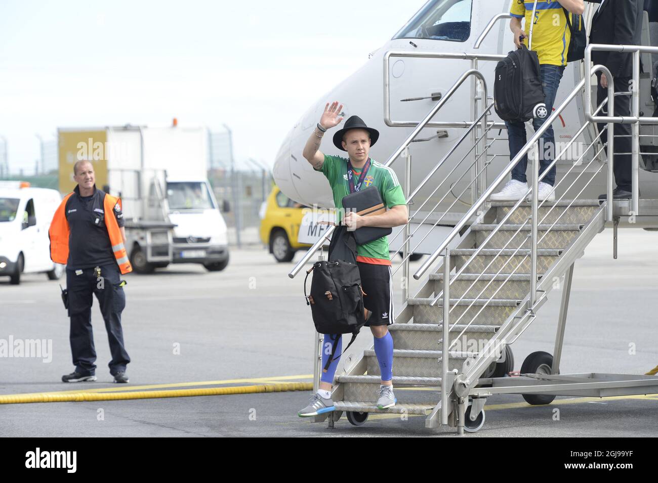 Le gardien de but suédois U21 Patrik Carlgren Waves débarque de l'avion alors que l'équipe suédoise arrive à l'aéroport de Bromma à Stockholm, en Suède, le 01 juillet 2015, le lendemain de leur victoire sur le Portugal lors du match final du championnat de football Euro U21 à Prague. Photo: Jessica Gow / TT / Kod 10070 Banque D'Images