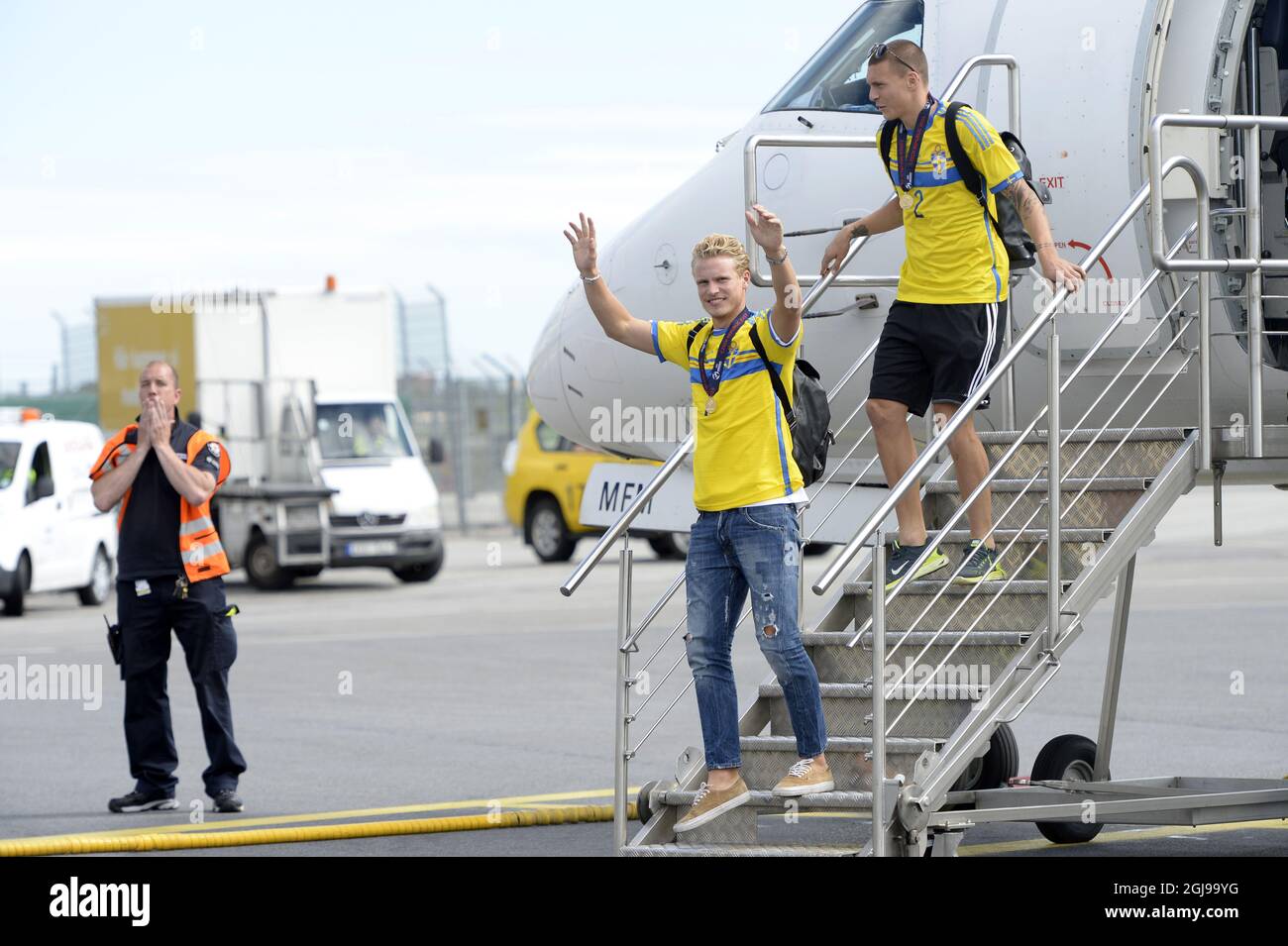 Les joueurs suédois U21, Oscar Hiljemark et Victor Nilsson Lindelof, débarquent de l'avion alors que l'équipe suédoise arrive à l'aéroport de Bromma à Stockholm, en Suède, le 01 juillet 2015, le lendemain de leur victoire sur le Portugal lors du match final du championnat de football Euro U21 à Prague. Photo: Jessica Gow / TT / Kod 10070 Banque D'Images