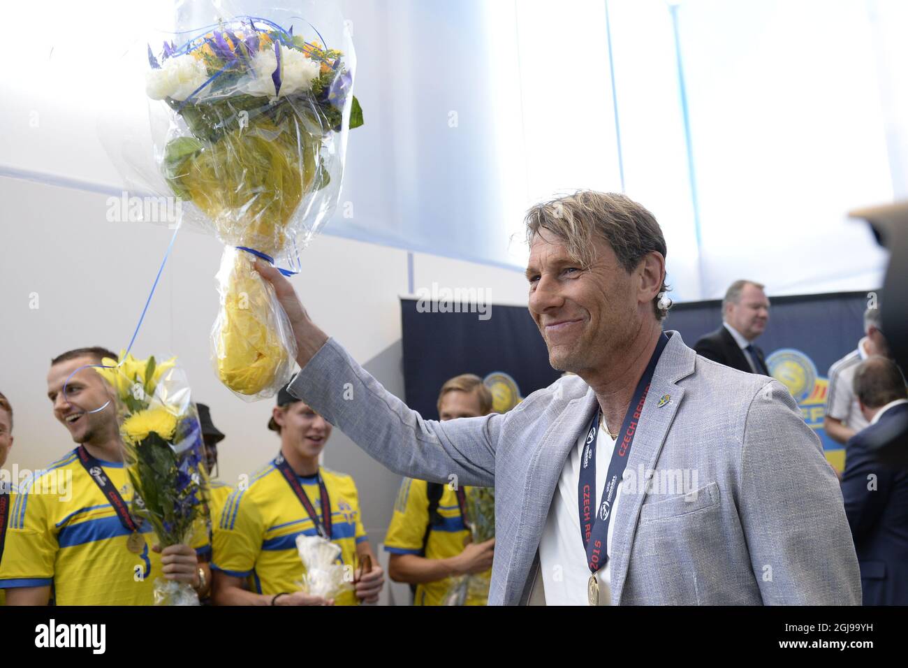 L'entraîneur suédois U21 Hakan Ericson fait des vagues de fleurs tandis que l'équipe suédoise arrive à l'aéroport de Bromma à Stockholm, en Suède, le 01 juillet 2015, le lendemain de leur victoire sur le Portugal lors du match final du championnat européen U21 de football à Prague. Photo: Jessica Gow / TT / Kod 10070 Banque D'Images