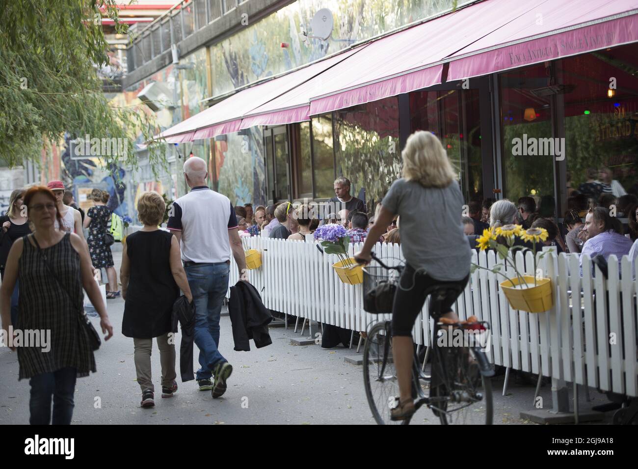 STOCKHOLM 20150702 personnes sont vues dans un café en plein air à Stockholm, Suède le 2 juillet 2015. La capitale suédoise expérience des températures jusqu'à 30 Celsius Foto: Maja Suslin / TT / Kod 10300 Banque D'Images