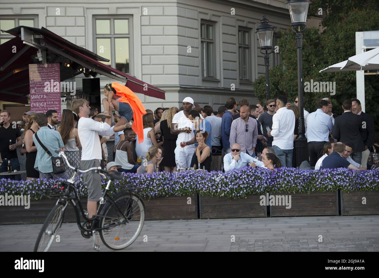 STOCKHOLM 20150702 personnes sont vues dans un café en plein air à l'hôtel Lydmar à Stockholm, Suède le 2 juillet 2015. La capitale suédoise expérience des températures jusqu'à 30 Celsius Foto: Maja Suslin / TT / Kod 10300 Banque D'Images