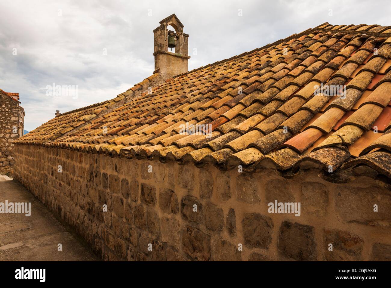 Clocher et toit en tuiles, église Saint-Georges, Sudurad, île de Sipan, côte dalmate, Croatie. (Usage éditorial uniquement) Banque D'Images