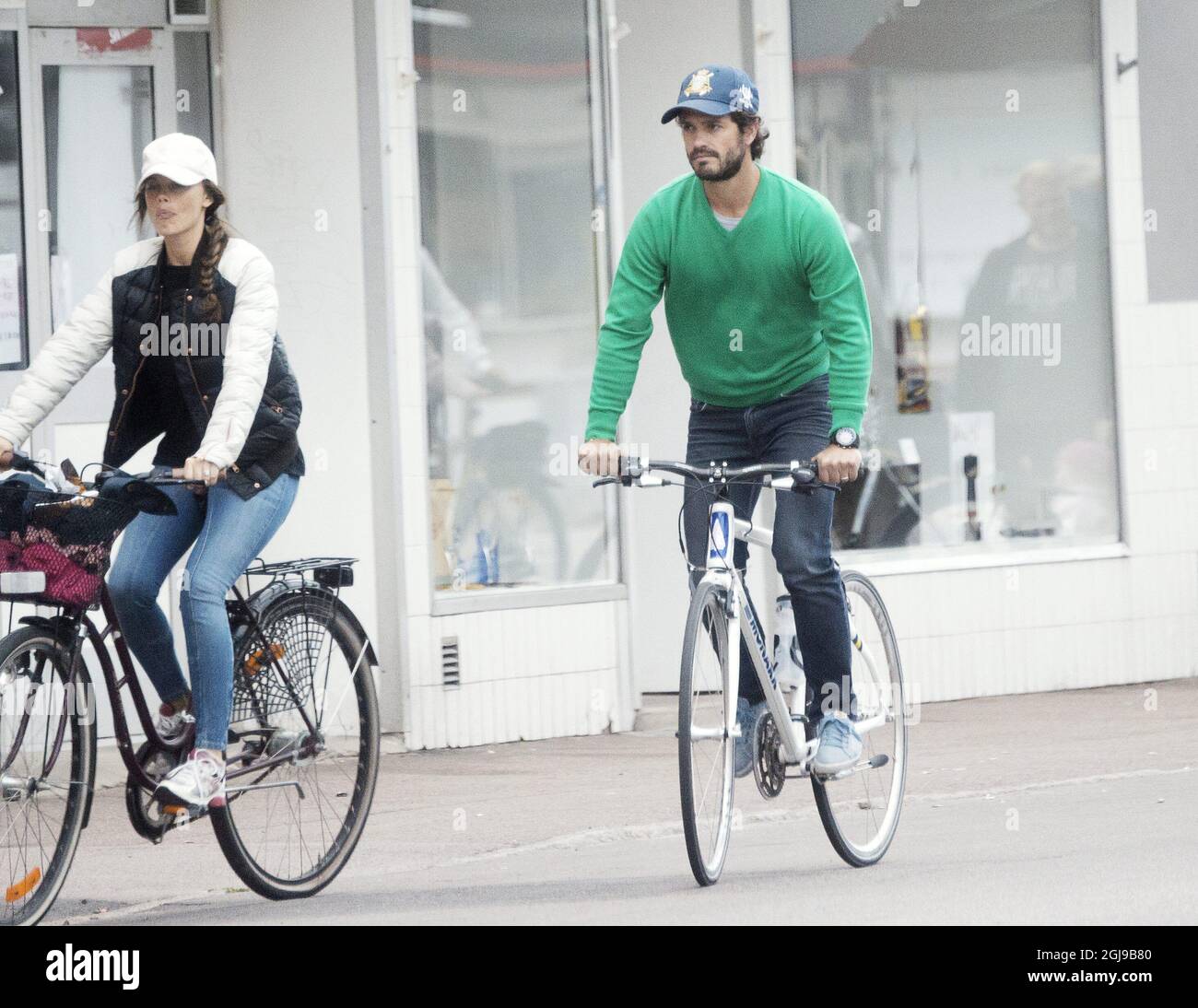 BORGHOLM 2015-07-19 *** EXCLUSIVE*** Princesse Madeleine et Princesse Leonore sur un vélo à Borgholm, Swden, 19 juillet 2015. Photo: Sven Lindwall / EXP / TT / Kod: 7117 ** HORS SUÈDE** Banque D'Images