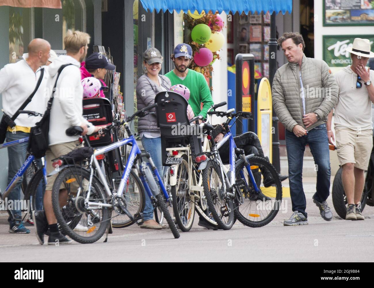 BORGHOLM 2015-07-19 *** EXCLUSIVE*** Princesse Madeleine et Princesse Leonore sur un vélo à Borgholm, Swden, 19 juillet 2015. Photo: Sven Lindwall / EXP / TT / Kod: 7117 ** HORS SUÈDE** Banque D'Images